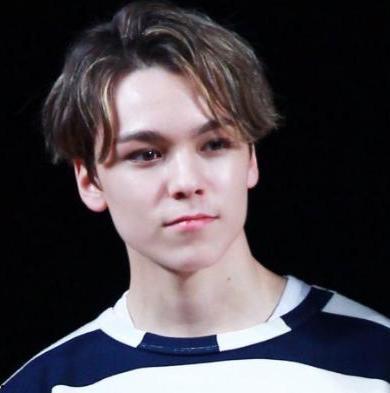 崔韩率个人资料,才华横溢的歌手与音乐制作人，演绎青春旋律