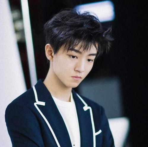 王俊凯的详细资料,从TFBOYS成员到全能艺人，全面解析他的成长之路